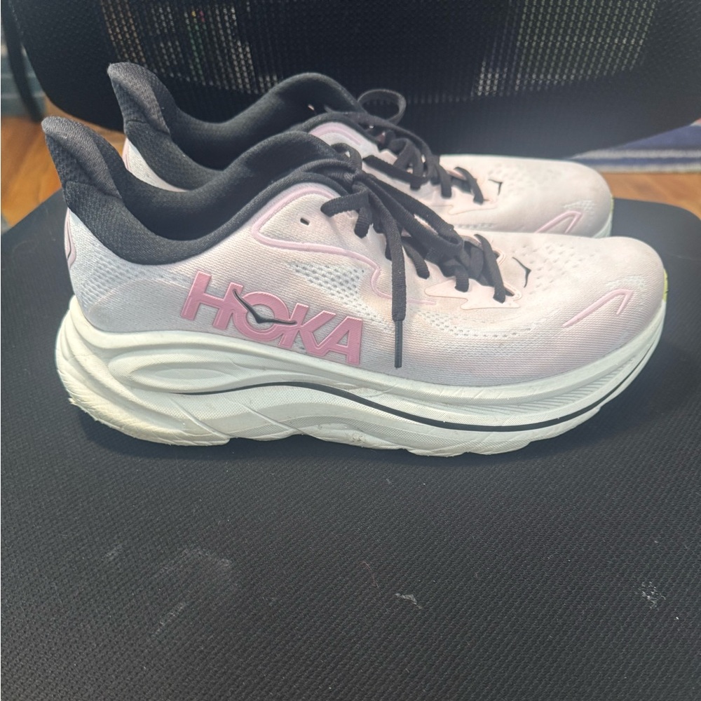 Hoka Clifton 10 Light Pink and White Athletic Shoes size 10.5